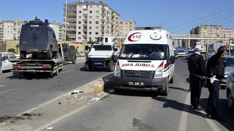 Diyarbakırda zırhlı polis aracı devrildi: 3 yaralı