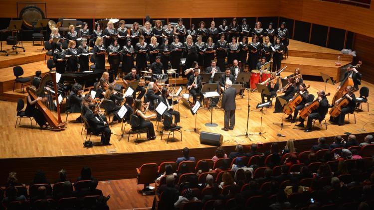 AK kadınlar konser verdi