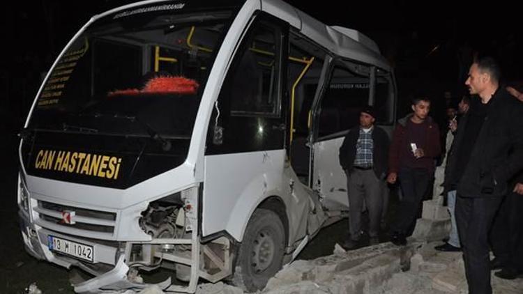 Tren minübüse çarptı: 1 ölü 3 yaralı