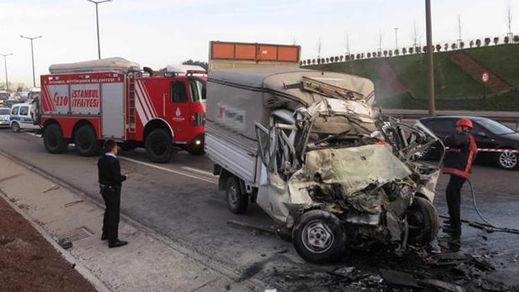 TEMde belediyenin kamyoneti TIRa çarptı: 2 ölü