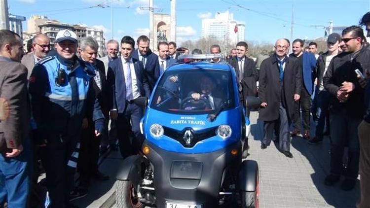 İstiklal Caddesi’nde Zabıtanın yeni araçlarını Misbah Demircan denedi