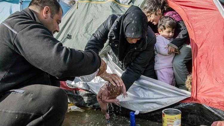 Çamur deryasında doğan mülteci bebeğin fotoğrafı dünyayı sarstı