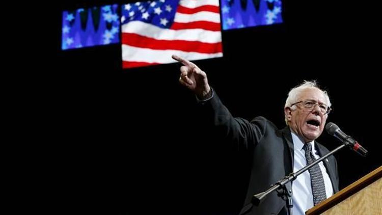 Clinton ve Sanders, Trumpa yüklendi