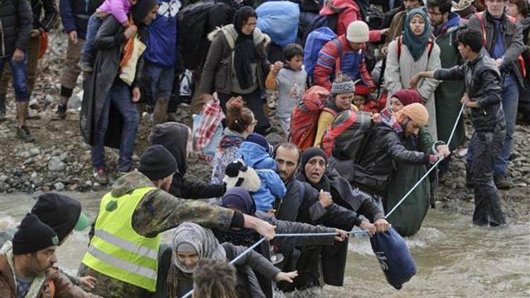 Mülteciler İdomenide Makedonya sınırını zorluyor