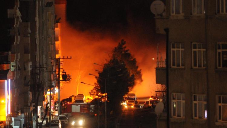 Diyarbakır’da teröristler kent merkezinde yol kesti, yoğun çatışma yaşandı