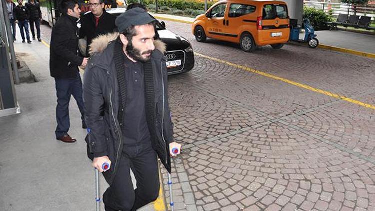 Hamit Altıntop koltuk değnekleriyle cenazeye gitti