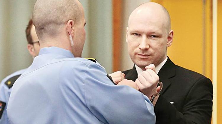 Katliamcı Breivik mahkemeyle dalga geçti