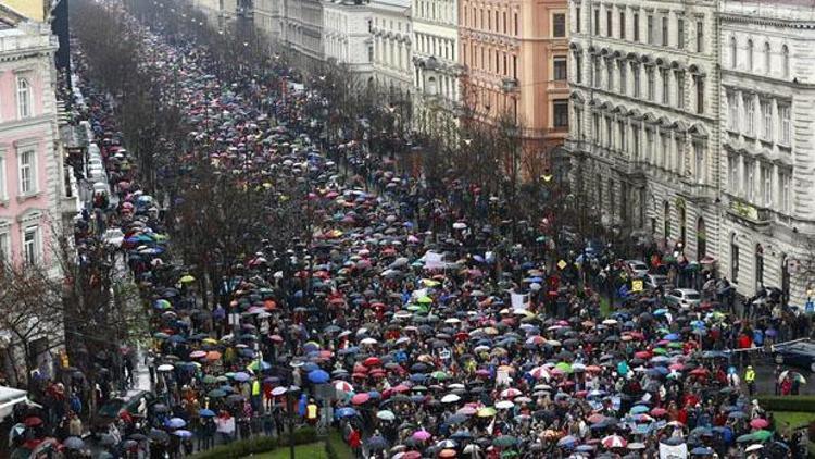 Macaristanda öğretmenlerden protesto gösterisi