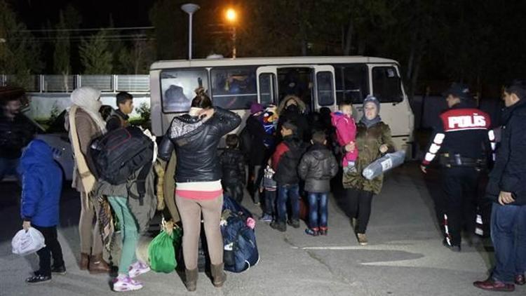 15 kişilik köy dolmuşundan 43 sığınmacı çıktı