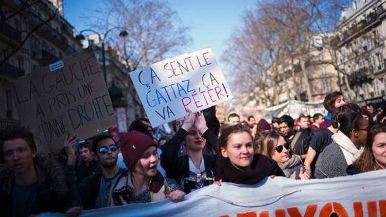 Fransada memurlar hükümeti protesto etti