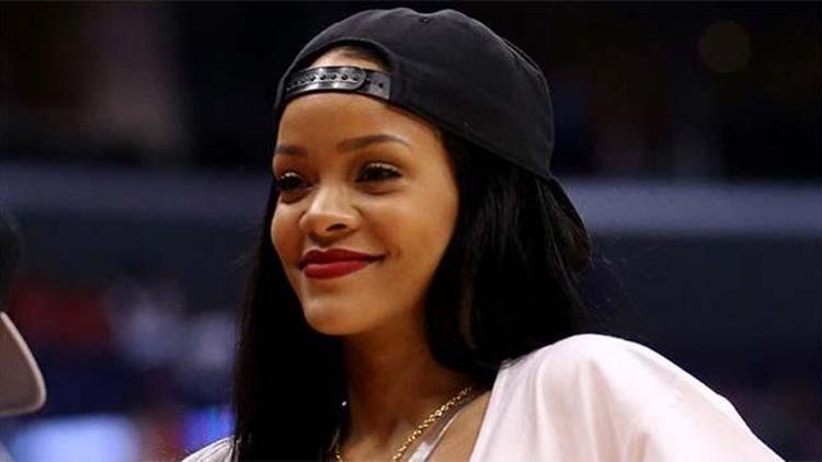 Rihanna yeni klibi için soyundu