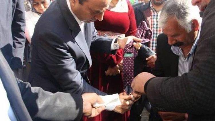 Osman Baydemirden kravatlı nevruz protestosu