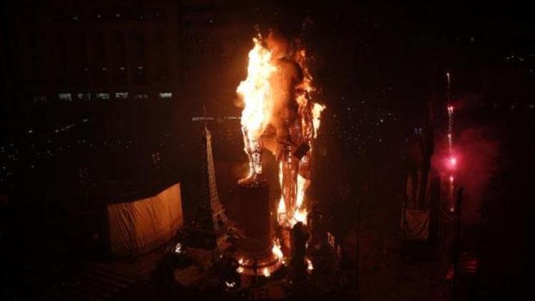 Festivalde dev kuklalar ateşe verildi