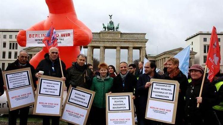 Irkçılığa karşı Berlin Biziz gösterisi