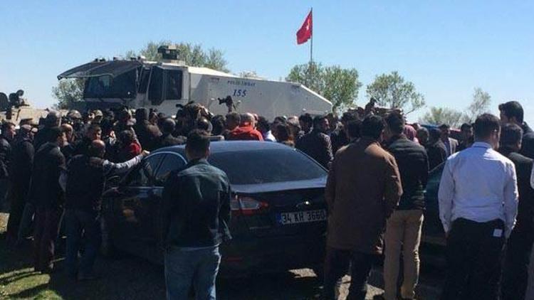 Selahattin Demirtaş ve Figen Yüksekdağ’ın da bulunduğu konvoy İdil girişinde durduruldu
