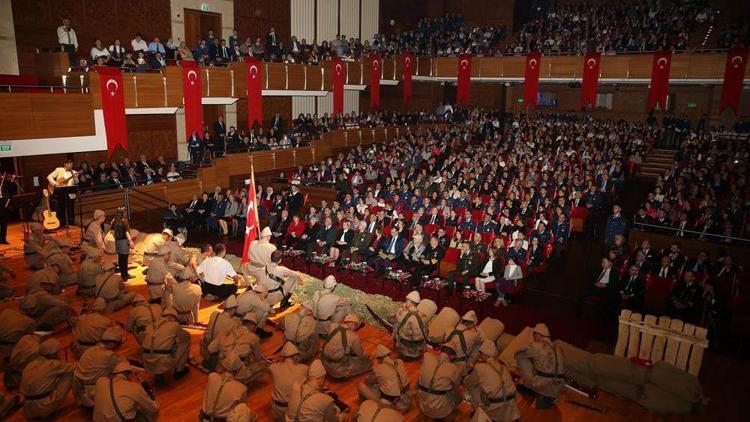 Öğrenciler sahneledi Vali Toprak izledi