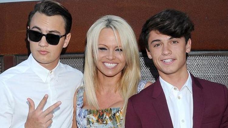 Pamela Anderson oğullarıyla görüntülendi