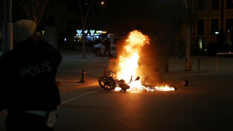 Boluda alkollü yakalanan sürücü motosikletini ateşe verdi