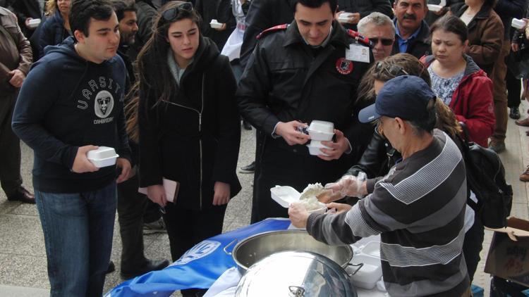 Büyükşehir memurundan pilavlı eylem