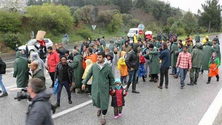 Sığınmacılar yol kapattı