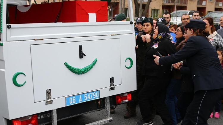 Akşam doğum yapan abla sabah kardeşinin şehit cenazesine katıldı