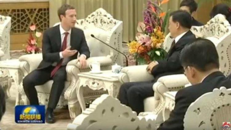 Facebookun kurucusu Zuckerbergin Çin gezisi alay konusu oldu