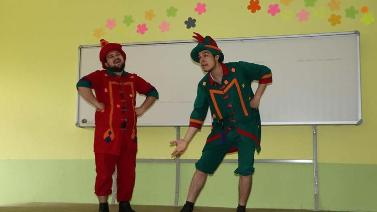 Minikler Hacivat ve Karagöz ile eğlendi