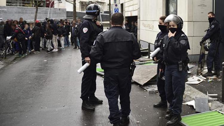 Fransız polisinden lise öğrencisine yumruklu müdahale
