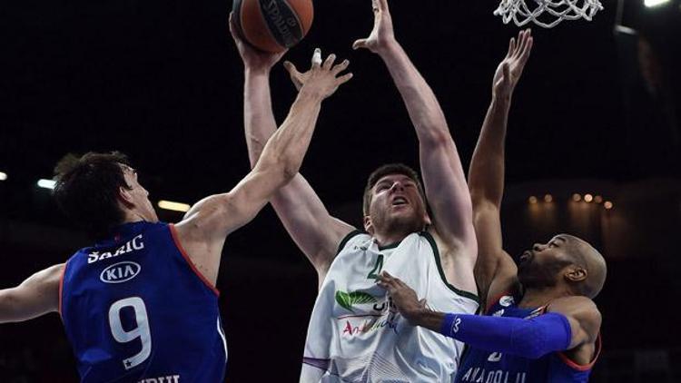 Anadolu Efes: 87 - Unicaja Malaga: 67