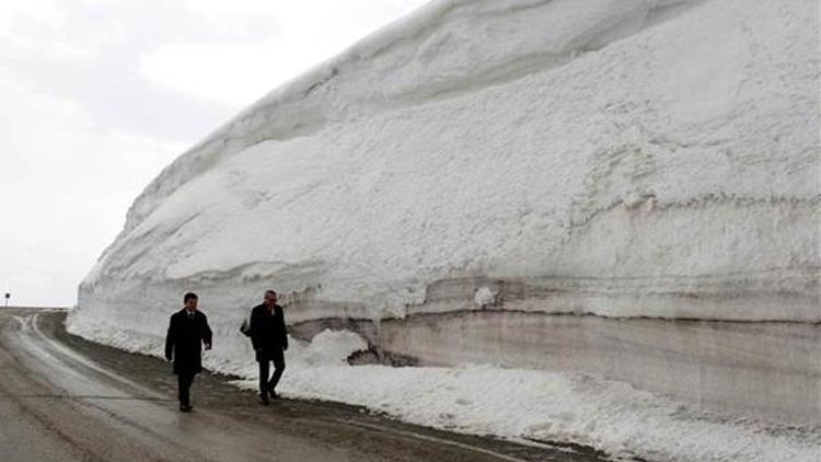 10 metrelik kar kütlesi valiyi şaşırttı