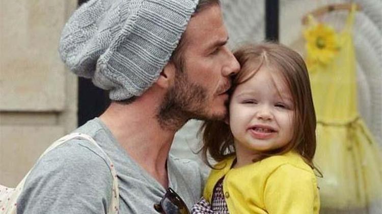David Beckham oyuncak bebeklere elbise dikiyor