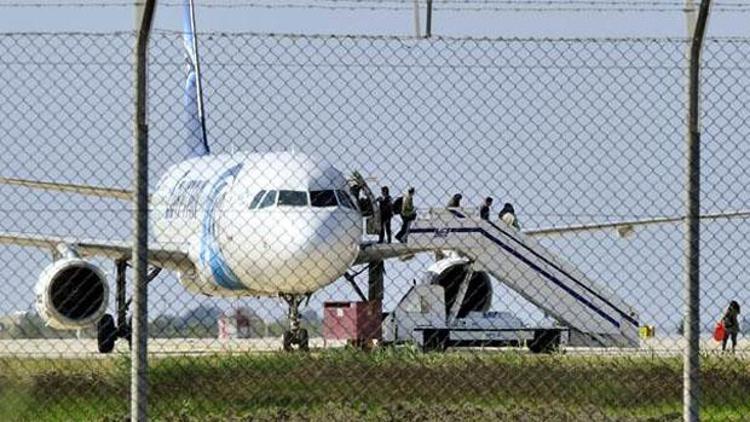 Son dakika: Mısırda yolcu uçağı kaçıran hava korsanı teslim oldu