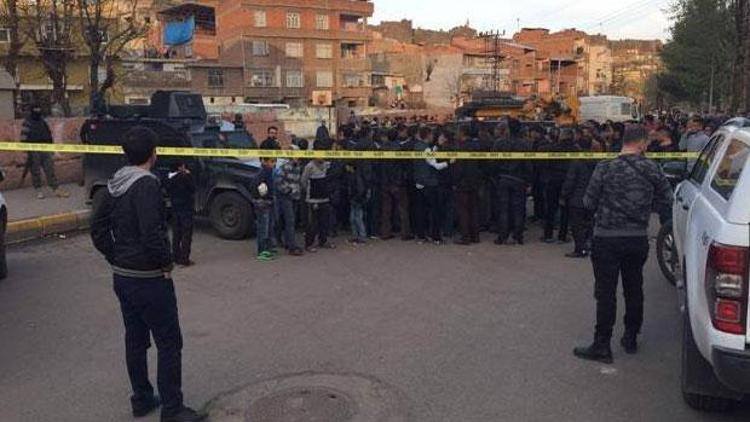 Diyarbakırda vincin çarptığı okul duvarı yıkıldı, 2 çocuk öldü