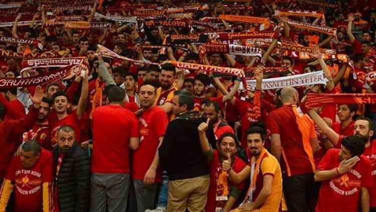 Galatasaraylı taraftarlar yumruklaştı