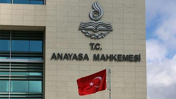 Anayasa Mahkemesi: Siyasi parti açıklamasına katılan memura ceza verilemez