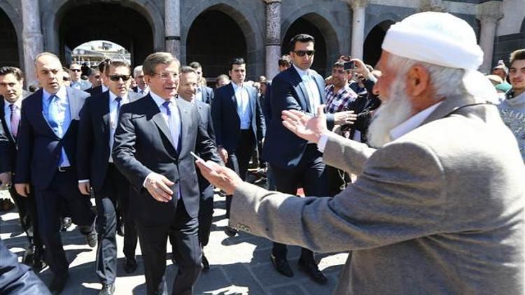 Başbakan Ahmet Davutoğlu Surda vatandaşlara seslendi