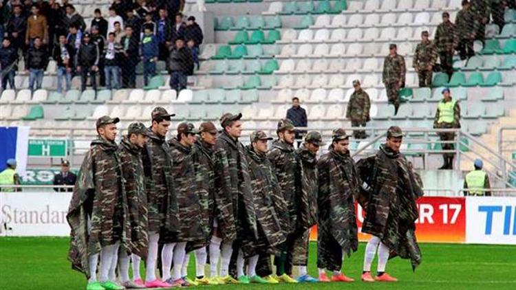 Azeri futbol takımından askeri kıyafetli saygı duruşu