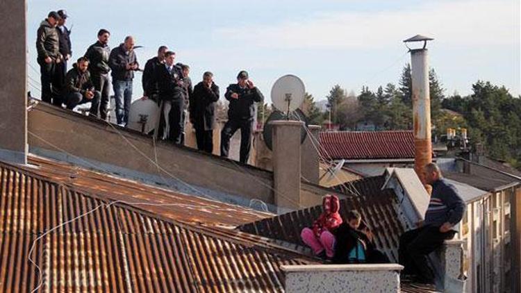 Eşi evi terk edince çocuklarıyla çatıya çıktı, bin kişi onları izledi
