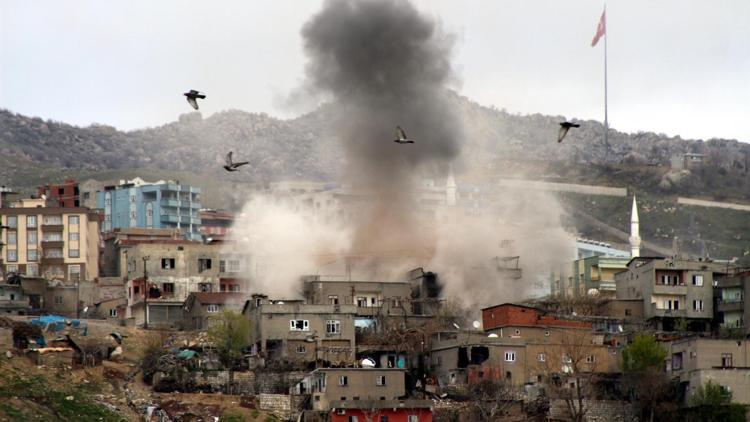 Keskin nişancı PKKlı teröristlerin gizlendikleri ev top atışıyla vuruldu