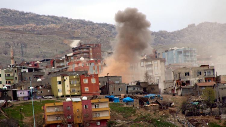 Şırnak’ta keskin nişancıların oldukları binalar vuruluyor