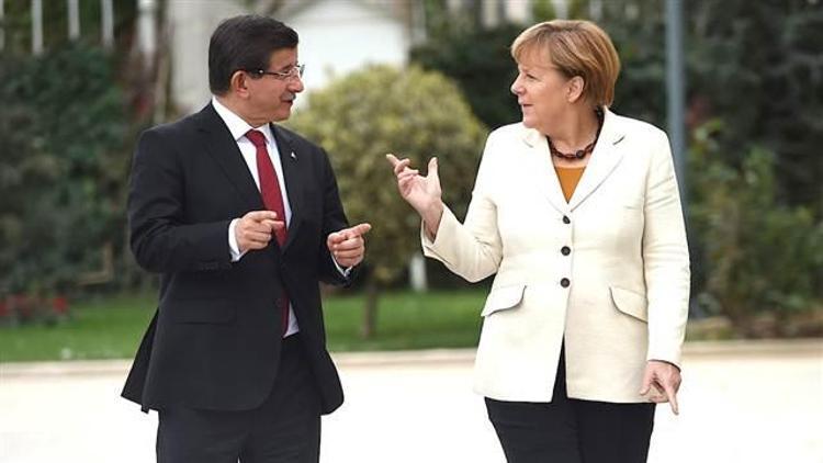 Almanya Başbakanı Merkel’den ‘Erdoğan’ şiirine sert tepki
