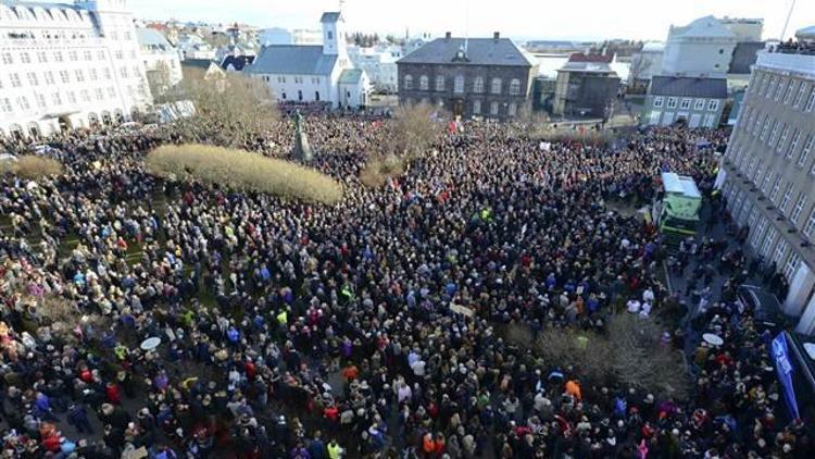 İzlandada binlerce kişi sokaklarda