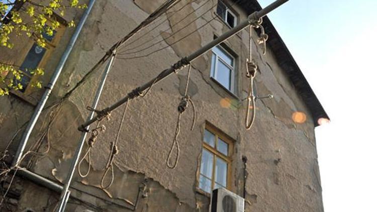 Bulgaristanda ırkçılar bir evin girişine idam sehpası koydu