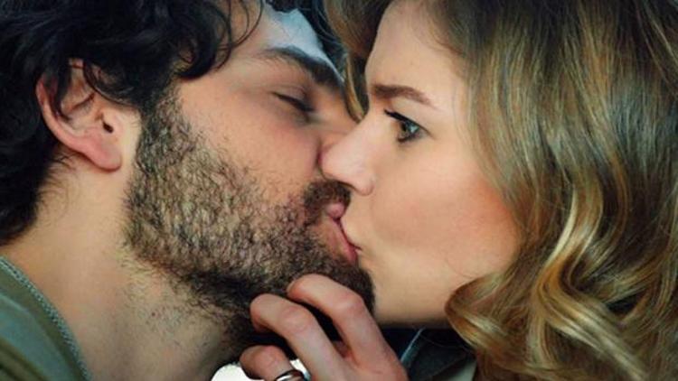 Hayat Şarkısında Kerim’den Hülya’ya sürpriz öpücük sosyal medyayı salladı