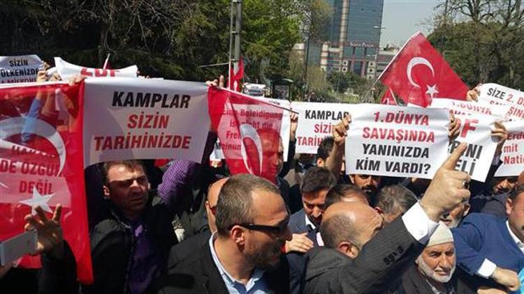 İstanbulda Alman ZDF kanalını protesto ettiler
