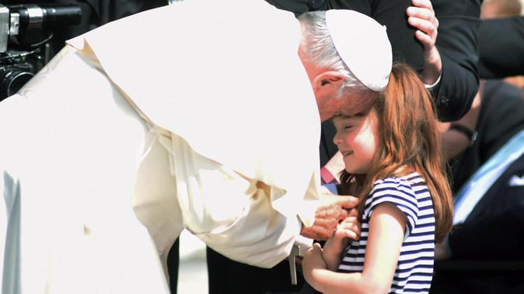 THY, görme yetisini kaybedecek olan küçük kızı Papa ile buluşturdu