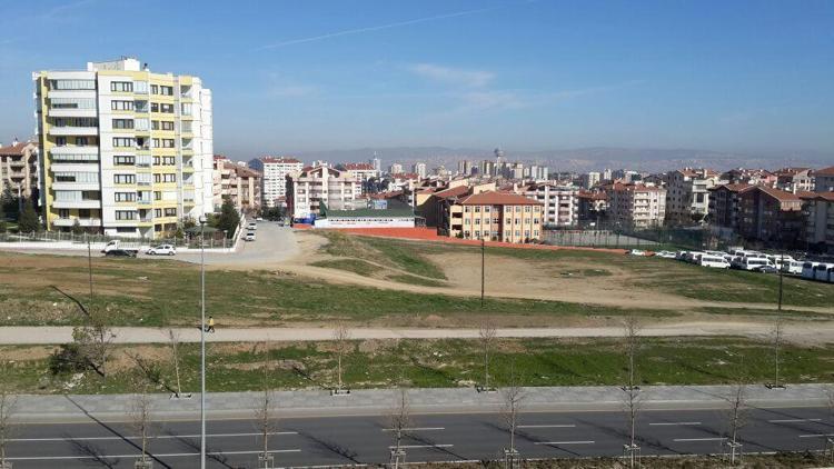 Boş arazide gece alemi