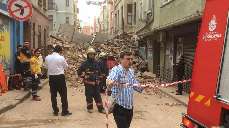 Beyoğlunda bina çöktü