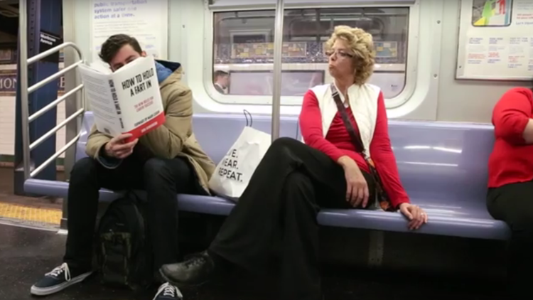 Toplu taşımada okuduğu kitaplar olay yarattı