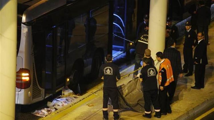 Zabıtalardan korkup yola fırladı, metrobüsün altında kaldı iddiası